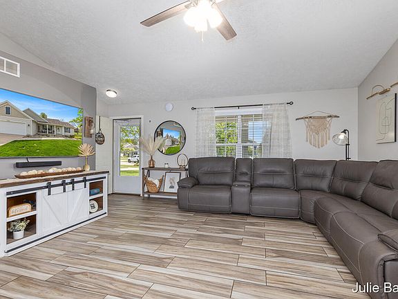 5th image of 8283 Fairwood Dr