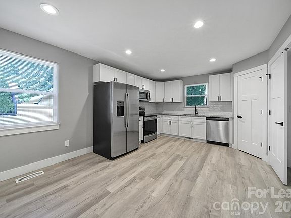 3rd image of 110 Carpenter St