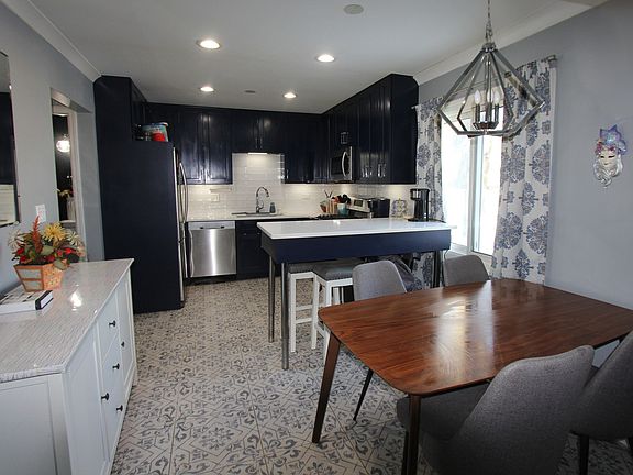 5th image of 98 Wiltshire Ct
