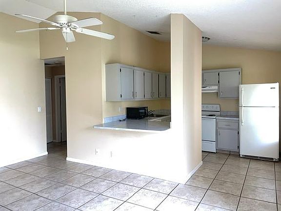3rd image of 1858 Windsor Dr #8
