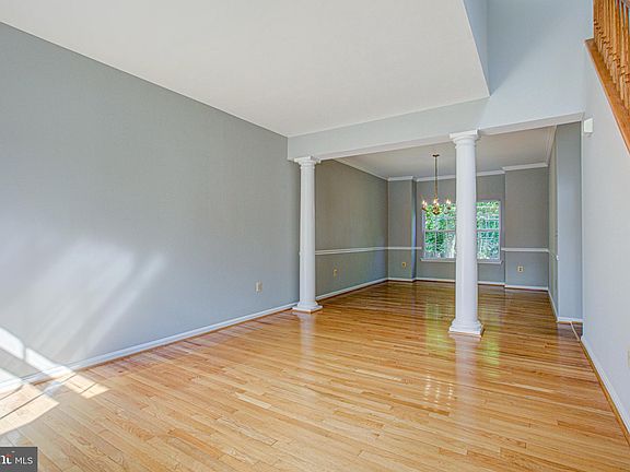 4th image of 6118 Oaklawn Ln
