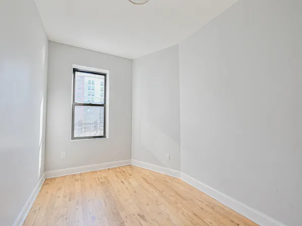 2243 Bathgate Avenue image 16 of 24