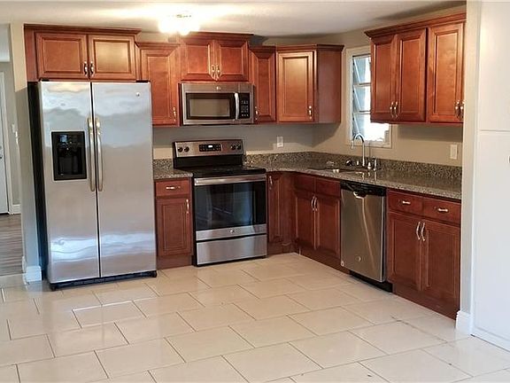 3rd image of 1634 Smithfield Cir E