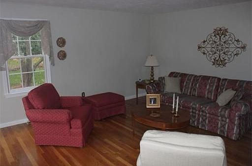 4th image of 4 Heywood Dr