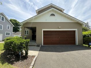 9 Linden Pl, Glen Head, NY 11545