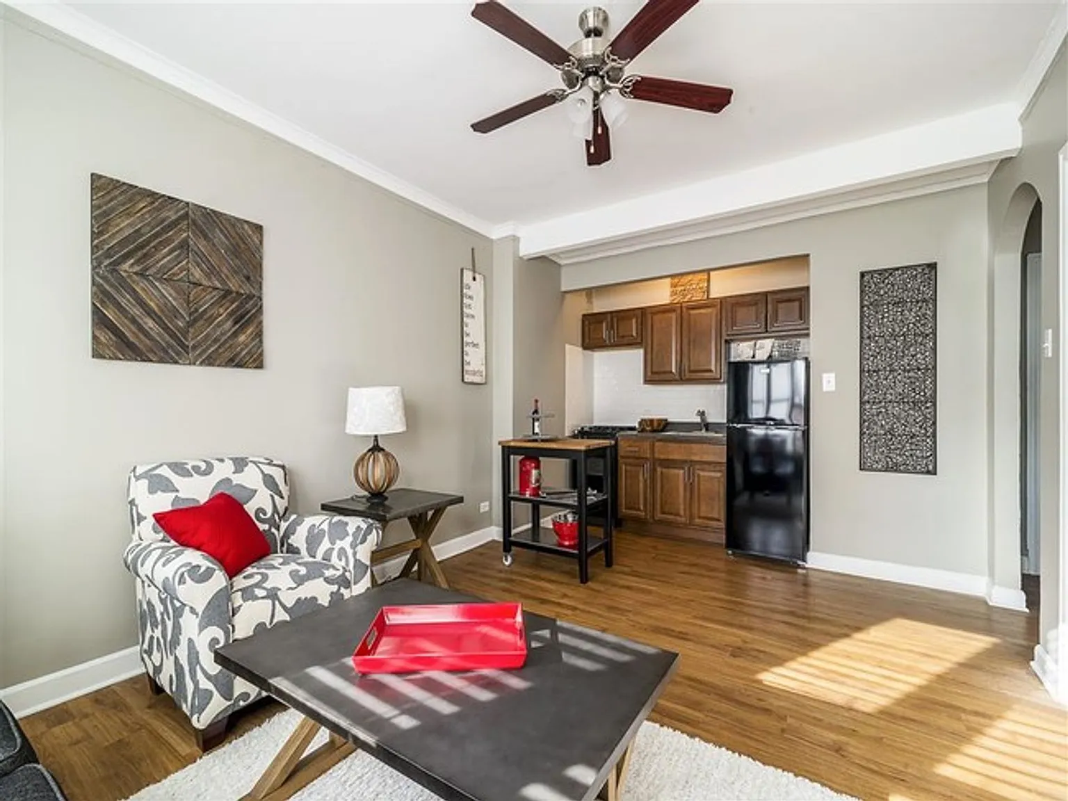 Stunning Large One Bedroom, Lake View, Elevator Building — Photo 2