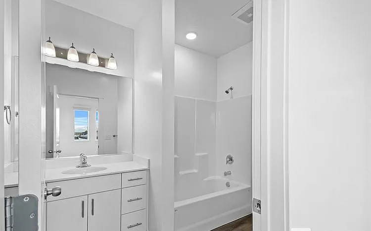 536 N 130 E #204 — Photo 11