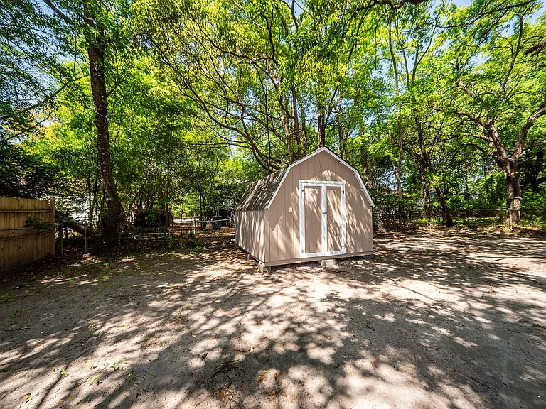 2620 Woodlawn Ave — Photo 26