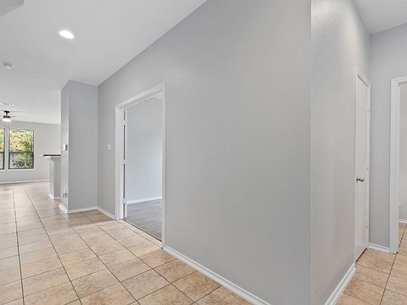4th image of 1132 Hyde Park Dr