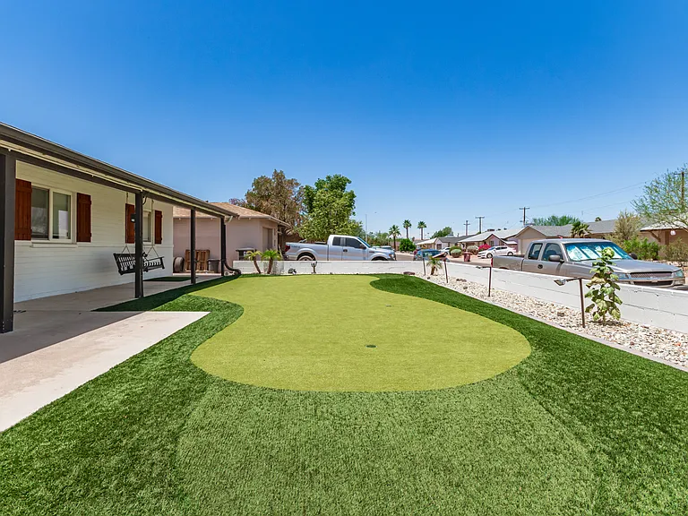 Custom putting green