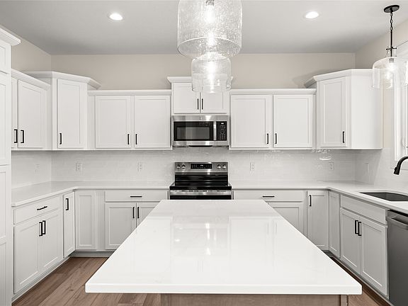 5th image of 325 NW Red Oak Dr