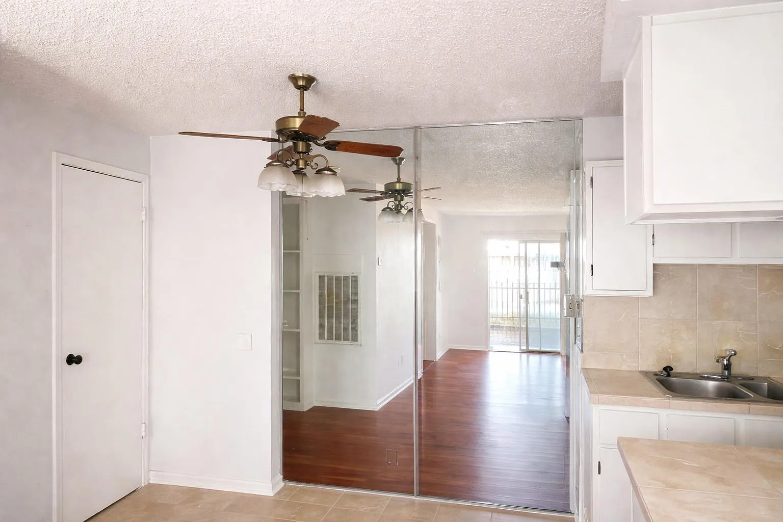 2 bed, 1.0 bath, 796 sqft, $1,100 — Photo 3