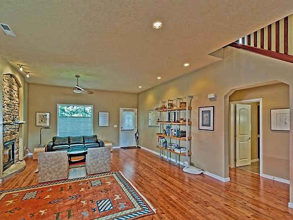 2nd image of 415 E Sumach St