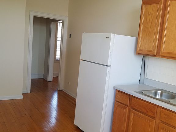 3rd image of 4930 N Winthrop Ave APT 3A