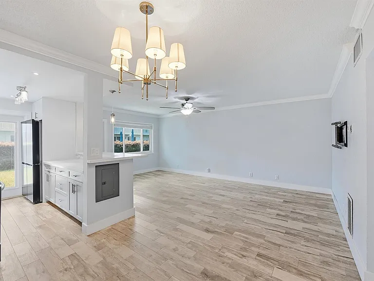 2110 NE 42nd St #2B — Photo 9