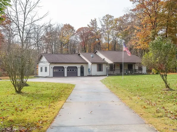 5343 Davis Rd, Saint Clair, MI 48079