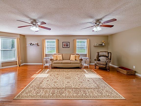 3rd image of 139 Meadow Wood Dr