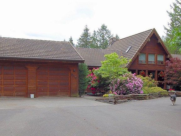 front of home from private circular drive