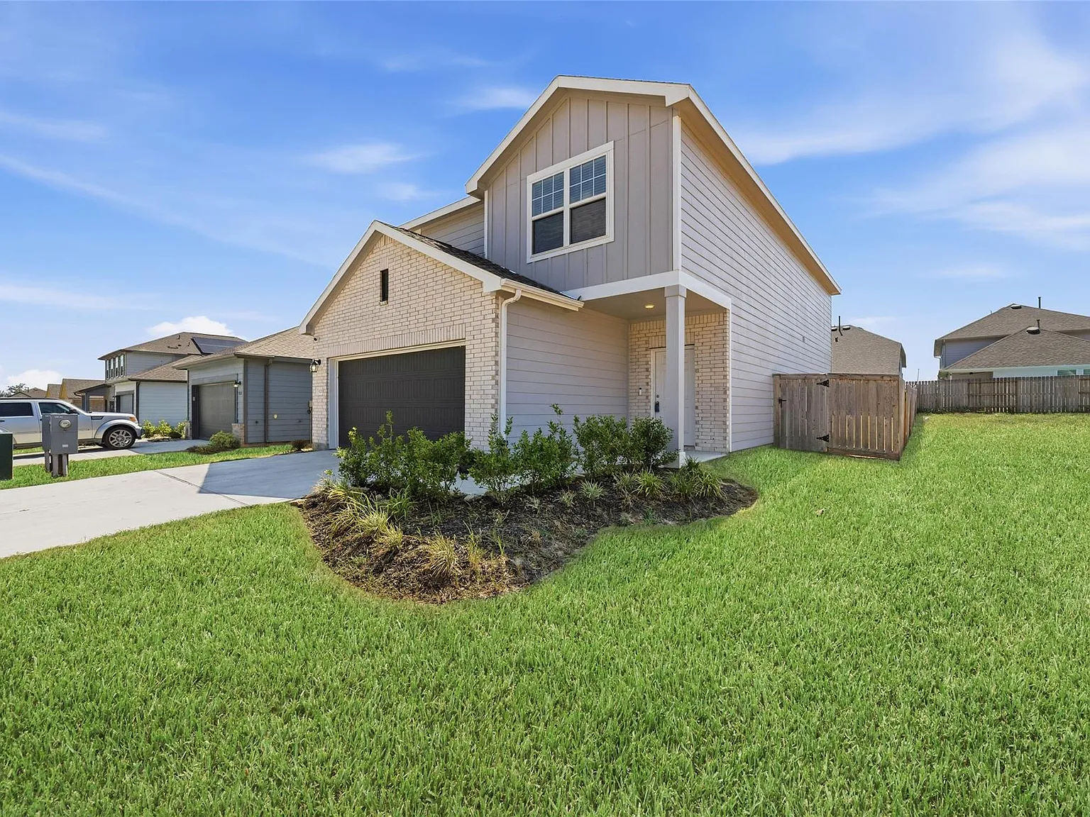 4 bed, 3.0 bath, 2260 sqft, $2,400 — Photo 2