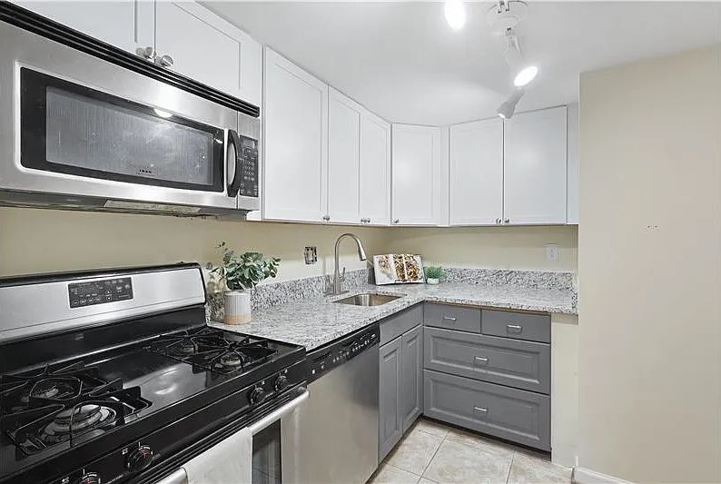 1423 Northgate Sq — Photo 4