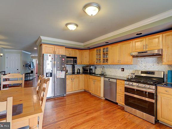 5th image of 165 Poplar St
