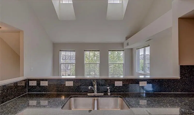 1121 Foxboro — Photo 4