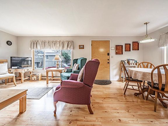 Living Room and Dining Room Abigail's Cottage Ashland Oregon