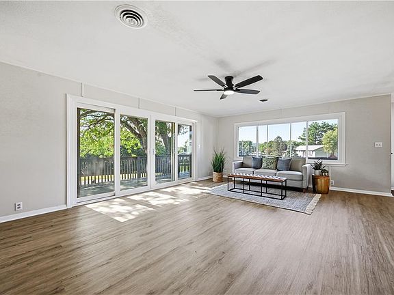 3rd image of 1121 Oakhurst Dr