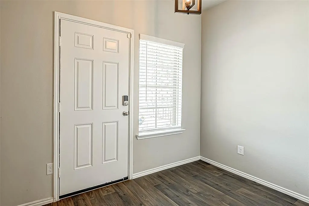 4 bed, 2.5 bath, 2214 sqft, $2,400 — Photo 3