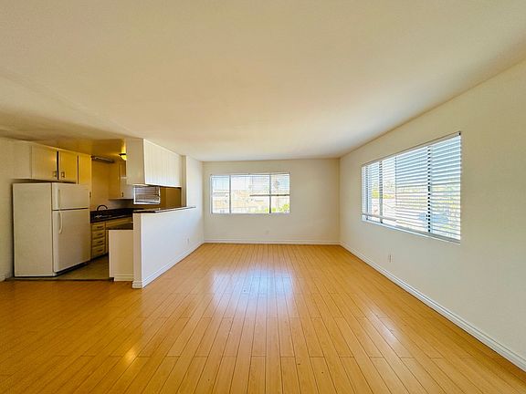2nd image of 320 E Hyde Park Blvd #316-3