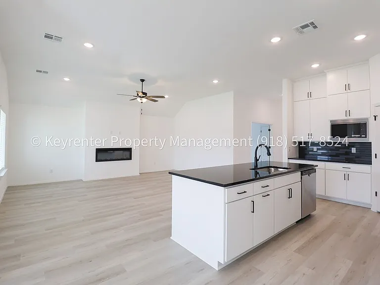 2908 S Redwood Ave — Photo 8