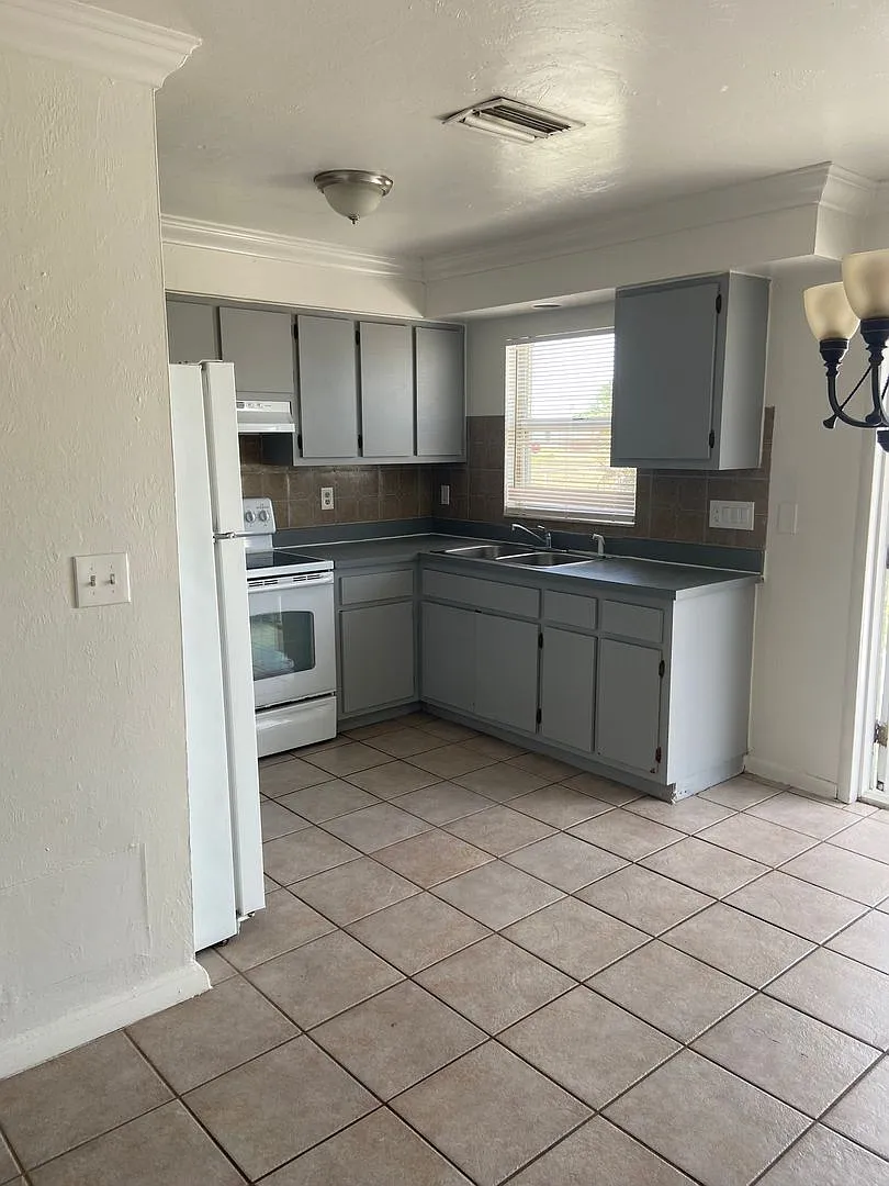 Move-In Ready 2BR Duplex with Fenced Yard & W/D Hookups — Photo 2