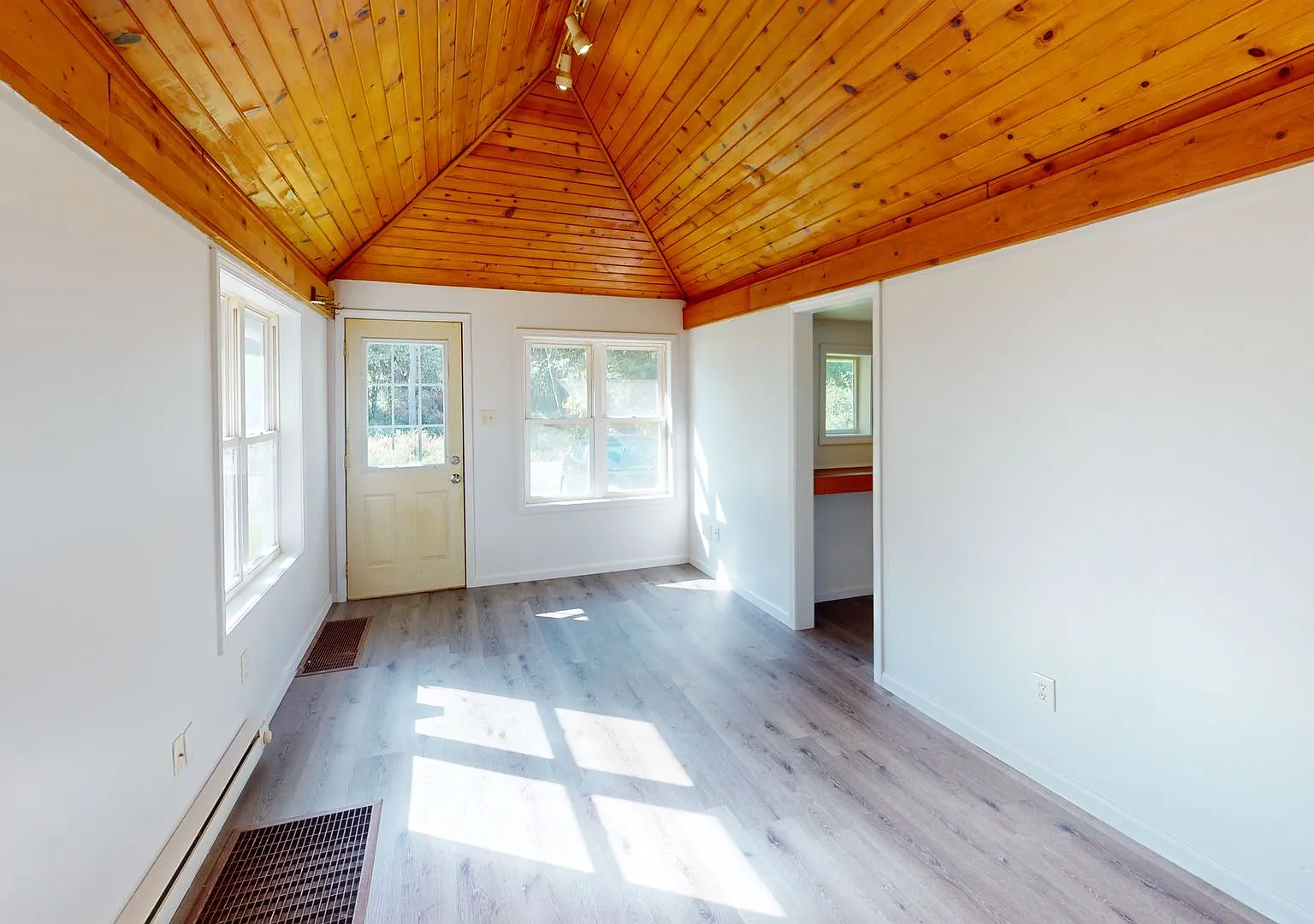 Welcome to 2812 Vermont St Lansing MI 48906!! — Photo 3