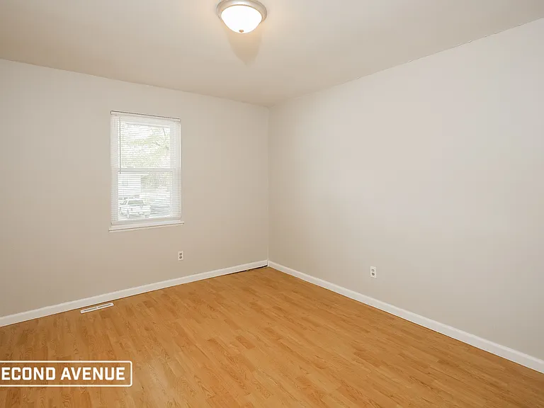 11032 N Harrison St — Photo 16