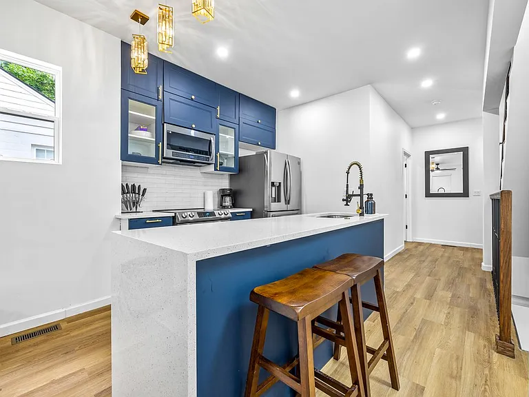 1089 Garibaldi St SW — Photo 3