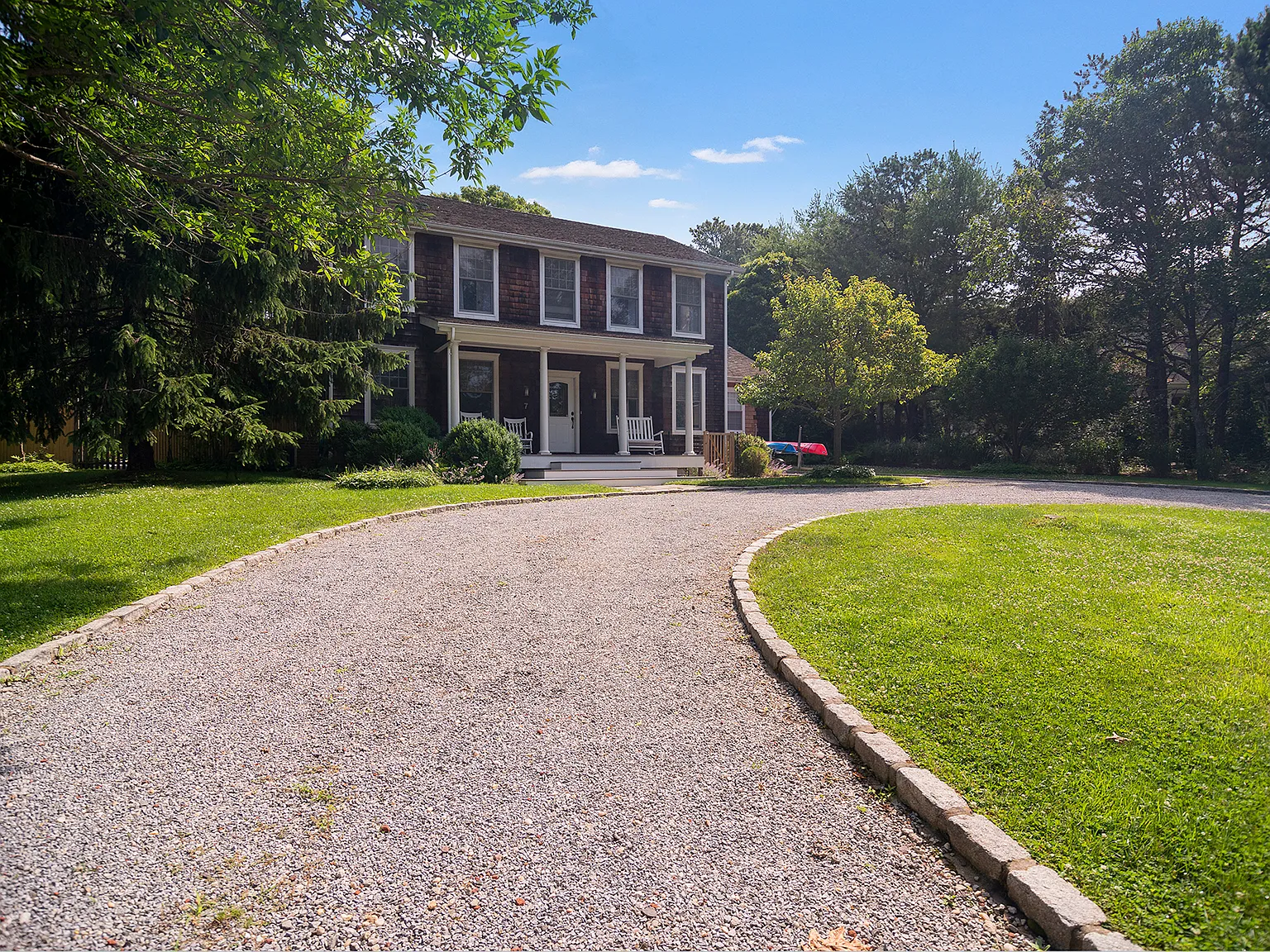 Quaint and quiet 4 BR home close to town with heated pool — Photo 3
