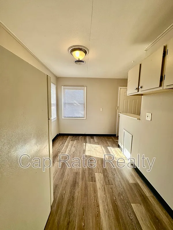 3 bed, 1.0 bath, 1200 sqft, $1,300 — Photo 3
