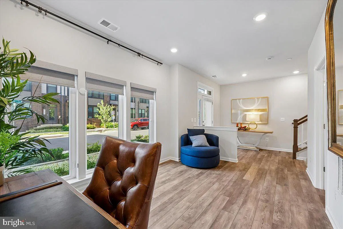 4 bed, 5.0 bath, 2322 sqft, $4,300 — Photo 3