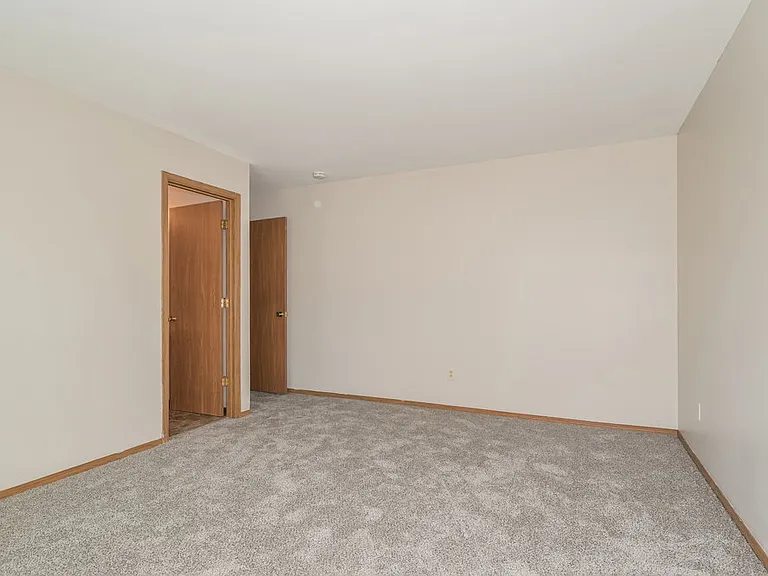 402 Waterside Dr — Photo 10