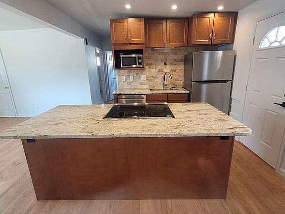 4th image of 219-227 S Holly St #221