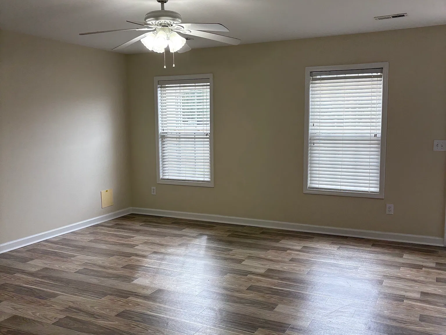 2 bed, 2.5 bath, 1300 sqft, $1,350 — Photo 2