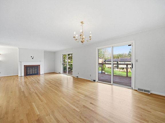 45th image of 2044 Manor Dr