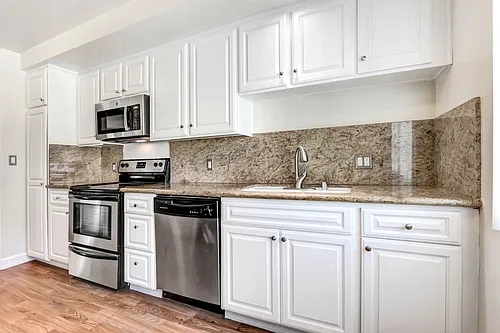 1319 Berkeley St in Santa Monica - large apartments, feels like a condo! Photo 1