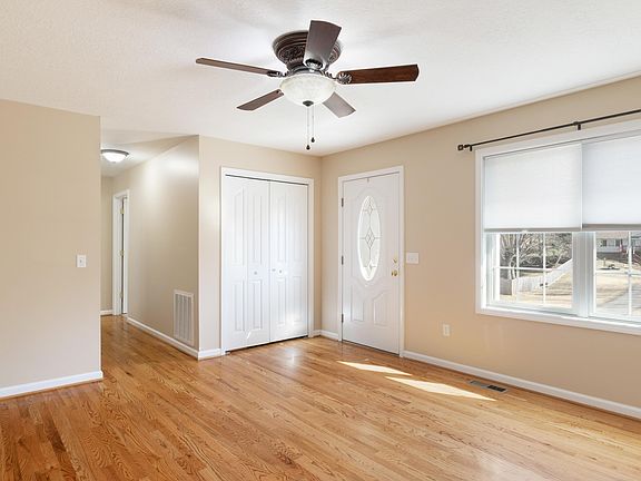 3rd image of 835 College St