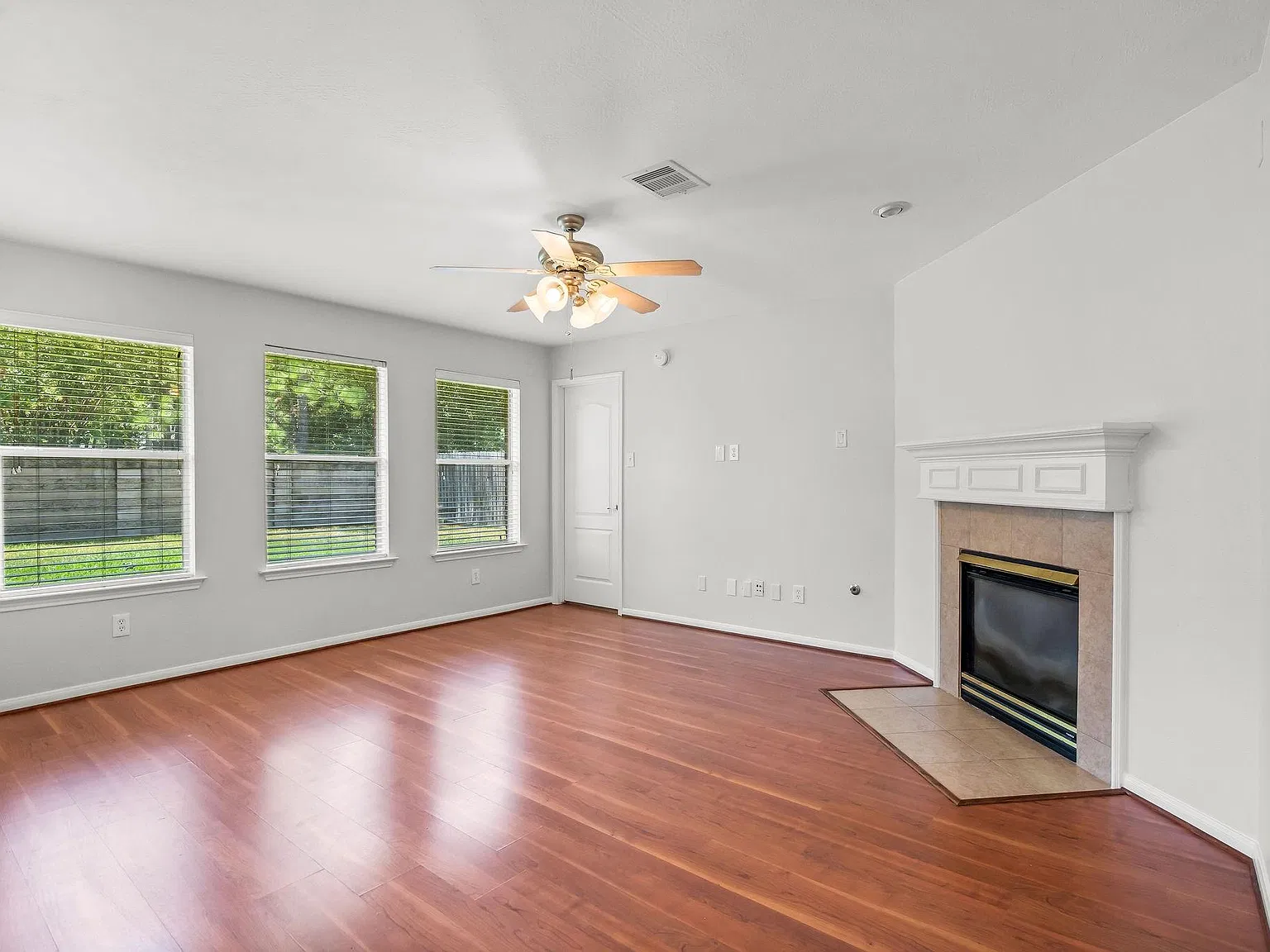 3 bed, 2.0 bath, 1499 sqft, $1,900 — Photo 3