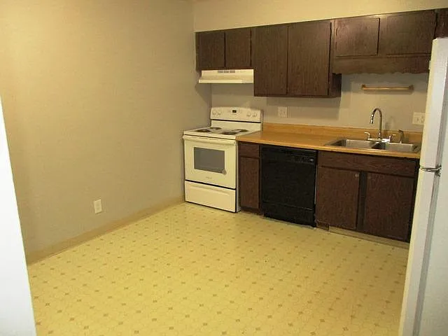 1502 Northbrook Dr — Photo 2