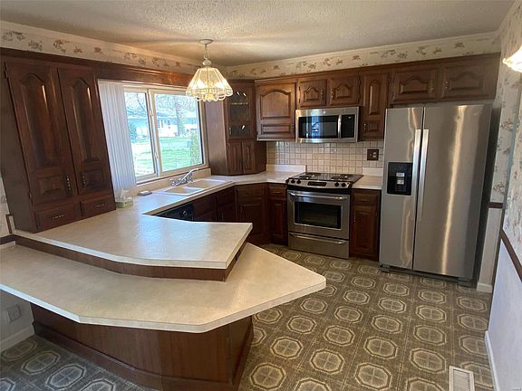 3rd image of 1674 Kew Gardens Dr