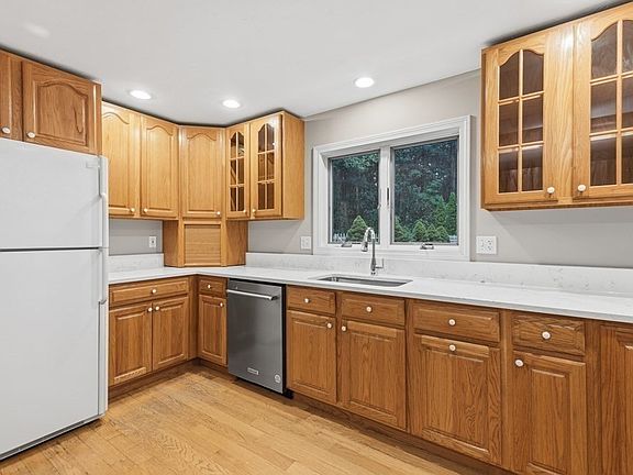 5th image of 10 Buckhill Rd