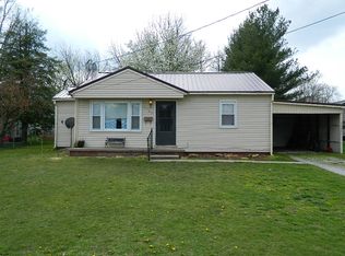 1107 Atkinson Dr, Fairfield, IL 62837