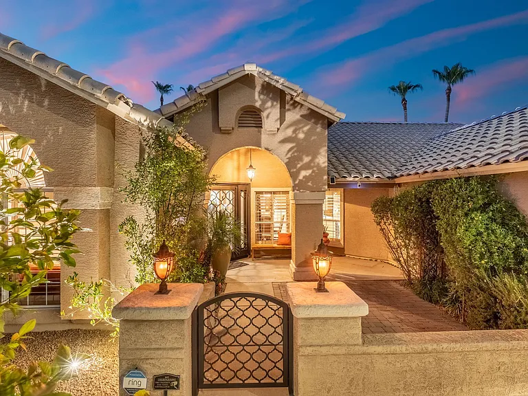 372 W Amoroso Dr — Photo 102